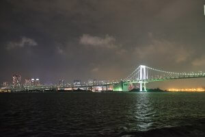 東京湾から望むレインボーブリッジ